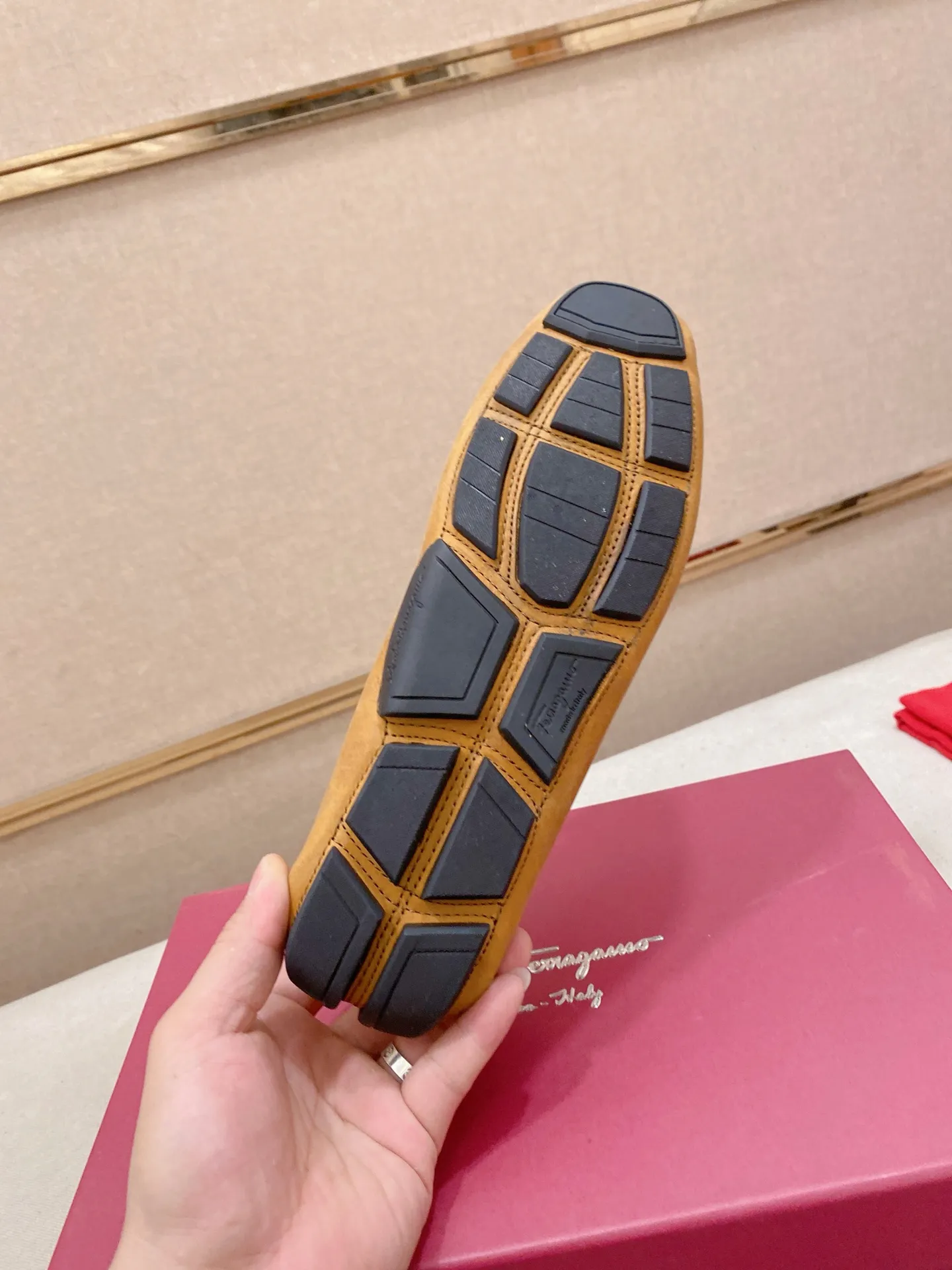 Factory price: 540💰High-end quality! Ferragamo🆕🆕Exclusive hot-selling products in stock🔥🔥New products on the shelves, high-quality Ferragamo men's pea shoes, high-end casual driving shoes, with complete packaging! 💪 💪 Material: imported first-layer cowhide 🐂 + imported high-quality water-dyed cowhide lining + wear-resistant outsole 👍🏻👍🏻 Features: high-end and comfortable, purely handmade 🚀 🚀 Create the perfect shoe that suits you best 🔥 🔥 Size: (38-44) 45 standard size can be customized!